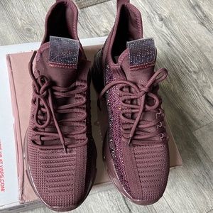 Steve Madden Maxima women’s Sneaker in Burgundy